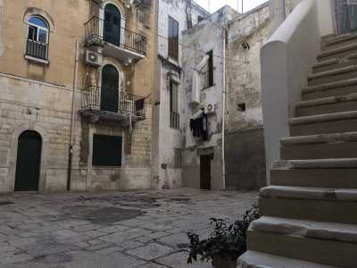 Lo spiazzo che si presenta davanti ai nostri occhi � circondato da austere costruzioni del XII e del XIII secolo dotate di infissi moderni